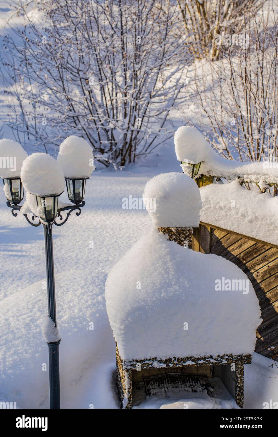 Viel frischer, weicher Schnee. Schneehaufen. Die Sonne scheint. Stockfoto