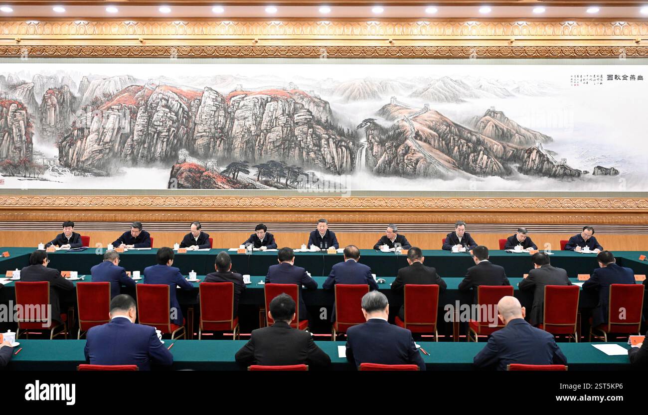 Peking, China. Februar 2025. XI Jinping, Generalsekretär des Zentralkomitees der Kommunistischen Partei Chinas, auch chinesischer Präsident und Vorsitzender der Zentralen Militärkommission, nimmt am 17. Februar 2025 in Peking, der Hauptstadt Chinas, an einem Symposium über private Unternehmen Teil, wo er eine wichtige Rede hält. Quelle: Shen Hong/Xinhua/Alamy Live News Stockfoto