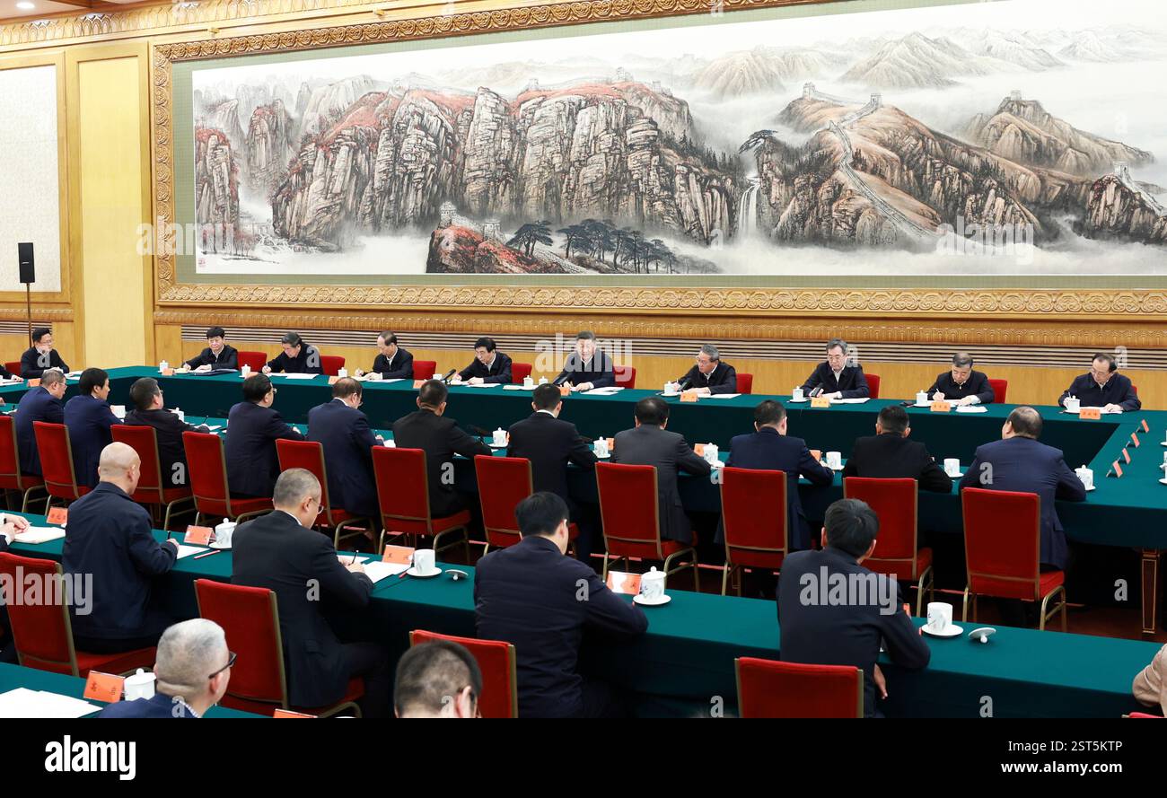 Peking, China. Februar 2025. XI Jinping, Generalsekretär des Zentralkomitees der Kommunistischen Partei Chinas, auch chinesischer Präsident und Vorsitzender der Zentralen Militärkommission, nimmt am 17. Februar 2025 in Peking, der Hauptstadt Chinas, an einem Symposium über private Unternehmen Teil, wo er eine wichtige Rede hält. Quelle: Wang Ye/Xinhua/Alamy Live News Stockfoto