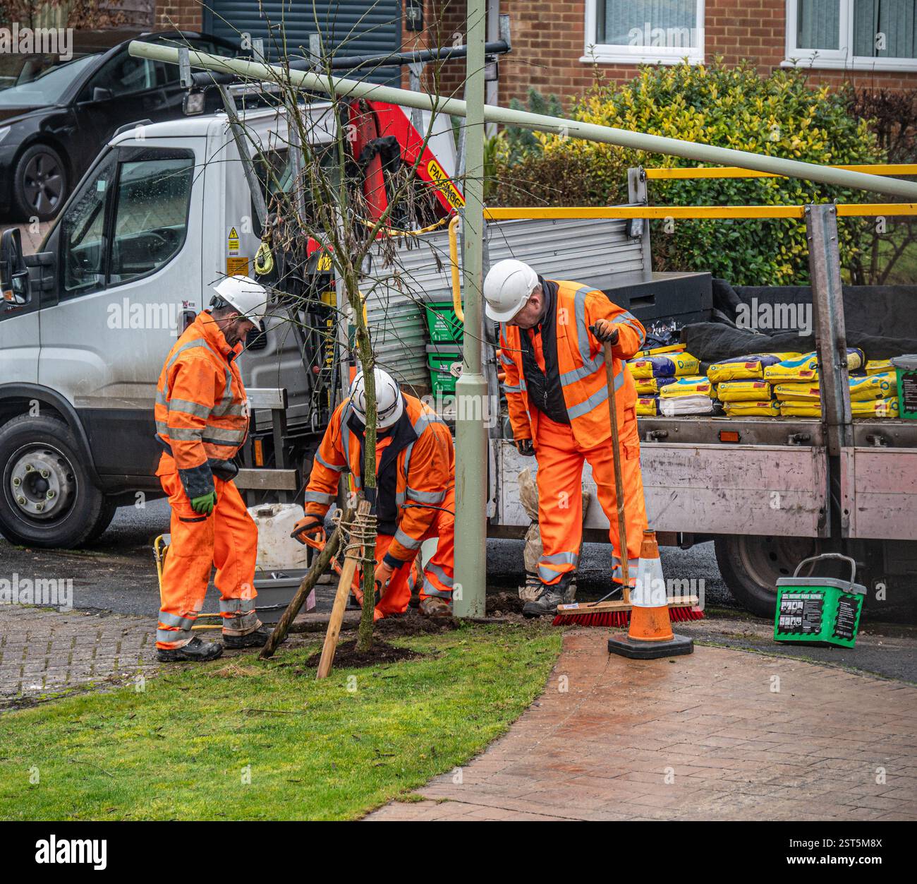 Arbeiter reparieren einen Laternenpfosten auf der Straße nach einem Unfall. Stockfoto