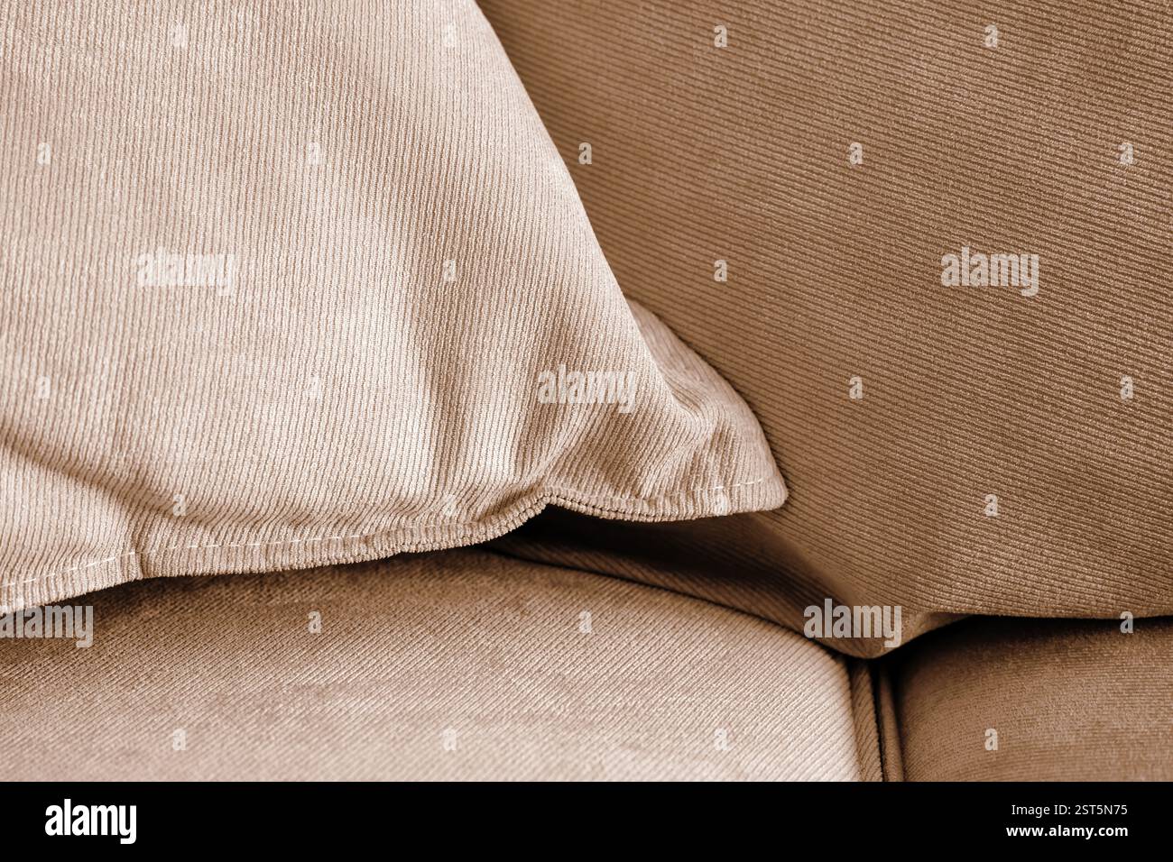 Beigefarbene Sofakissen Nahaufnahme mit selektivem Fokus Stockfoto