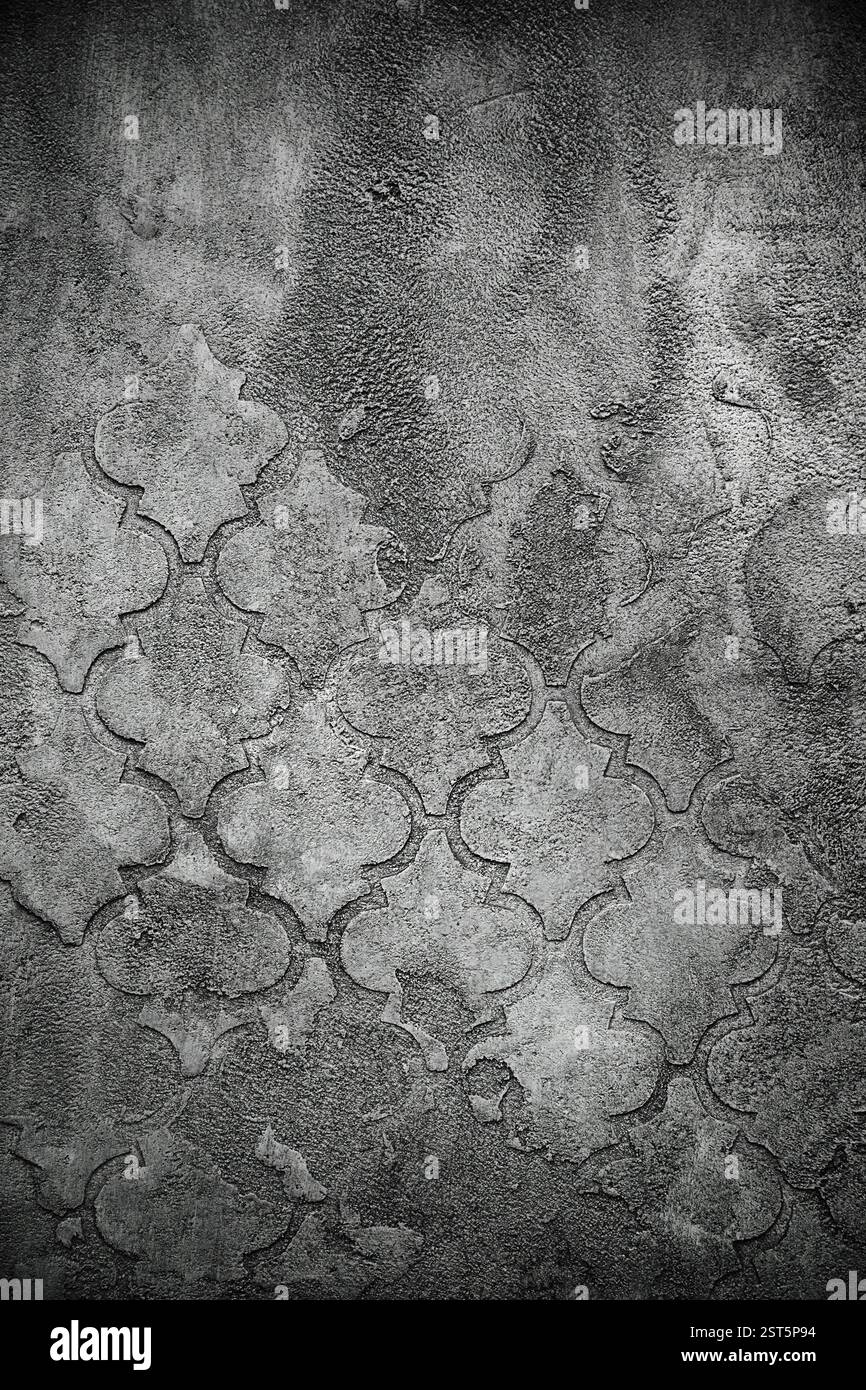 Betonzementwand mit dekorativem Technikmuster als abstrakter Hintergrund und Textur Stockfoto