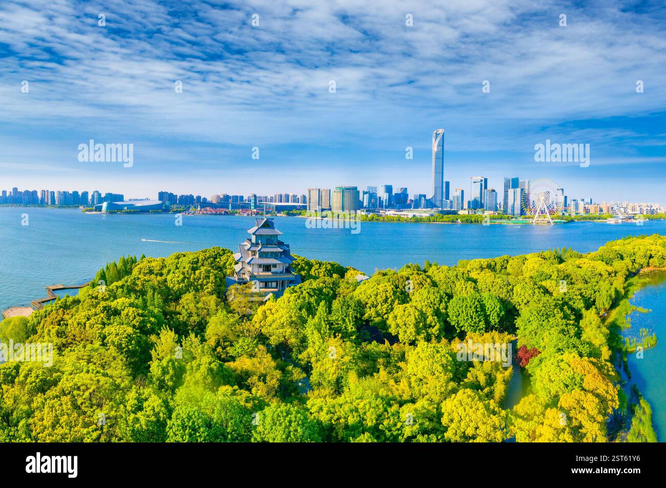 Pfirsichblüteninsel und das andere Ufer des Lake East CBD in Suzhou City, Provinz Jiangsu, China Stockfoto