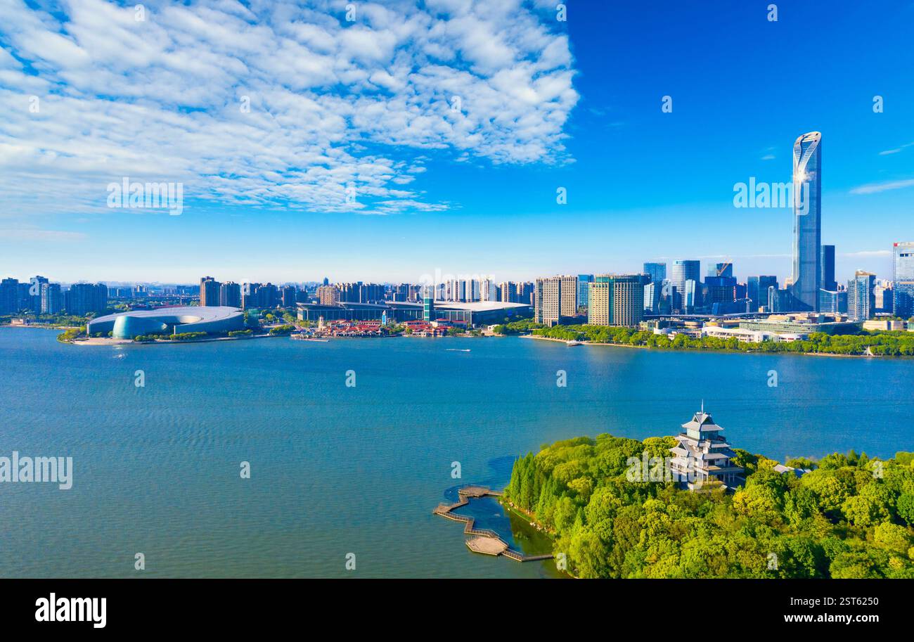 Pfirsichblüteninsel und das andere Ufer des Lake East CBD in Suzhou City, Provinz Jiangsu, China Stockfoto