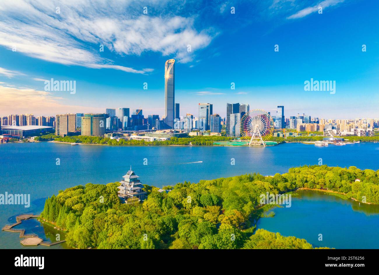 Pfirsichblüteninsel und das andere Ufer des Lake East CBD in Suzhou City, Provinz Jiangsu, China Stockfoto