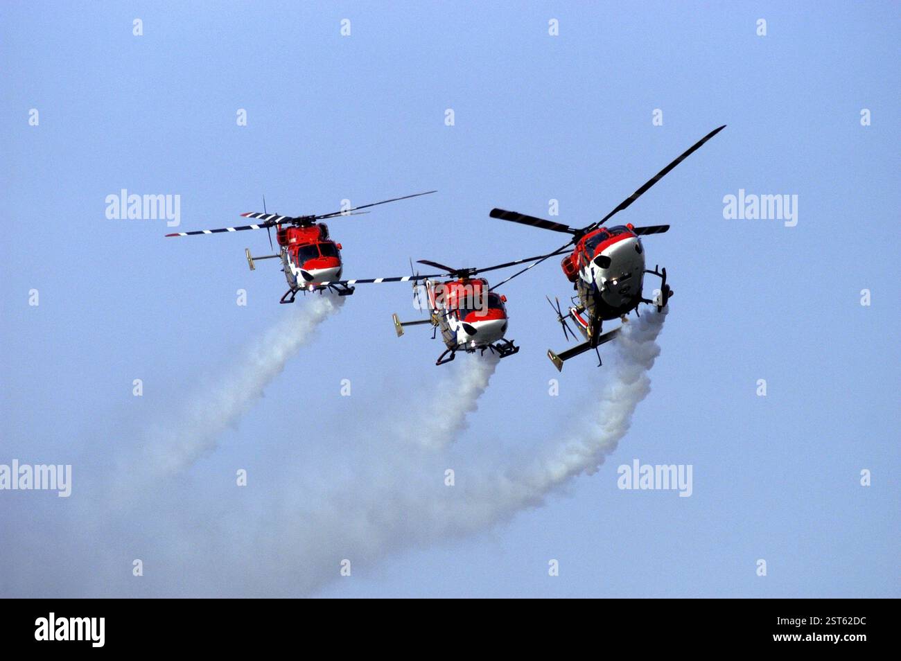 Indian Air Force drei leichte Helikopter treten während der Flugshow auf dem Marine Drive in Bombay, jetzt Mumbai, Maharashtra, Indien, Asien, auf Stockfoto