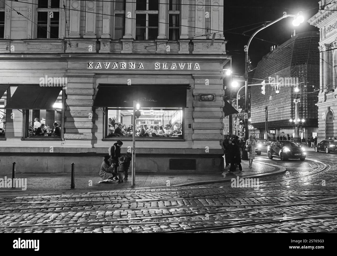 Blick auf Cafe Slavia am Abend, Prag, Tschechische Republik, Europa Stockfoto