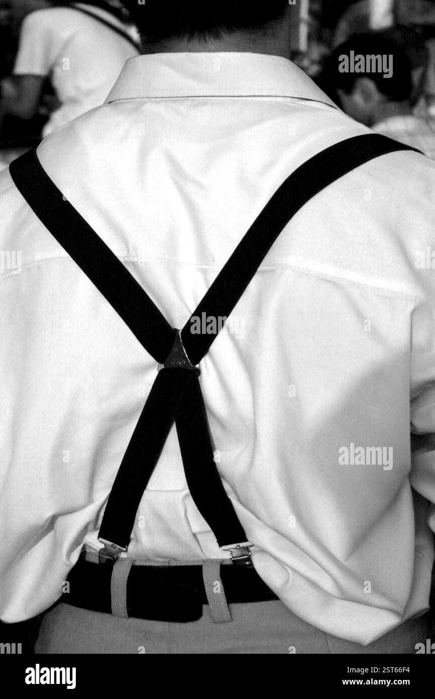 Männermode, Gallies, Mann in schwarzen Zahnspangen und weißem Hemd, Bombay Mumbai, Maharashtra, Indien, Asien Stockfoto