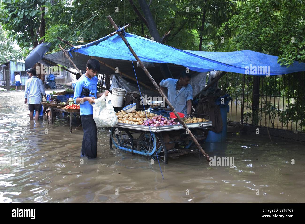 Überschwemmungen durch Starkregen, Monsun, in Mumbai Bombay, Maharashtra, Indien, Bilder, aufgenommen am 27. Juli 2005 in der Mira Road, Rekord 944 mm Niederschlag im Cit Stockfoto