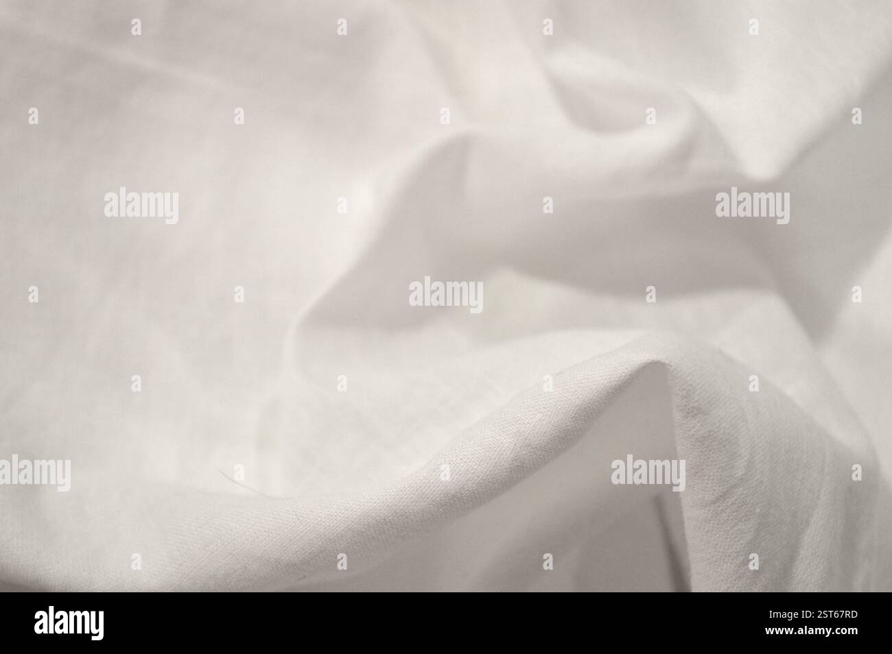 Nahaufnahme aus weichem, weißem Material, das ein Gefühl von Reinheit und Einfachheit schafft. Stockfoto