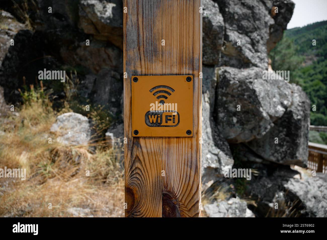 Rustikales hölzernes Wi-Fi-Schild entlang der Mondego-Gehwege. Stockfoto