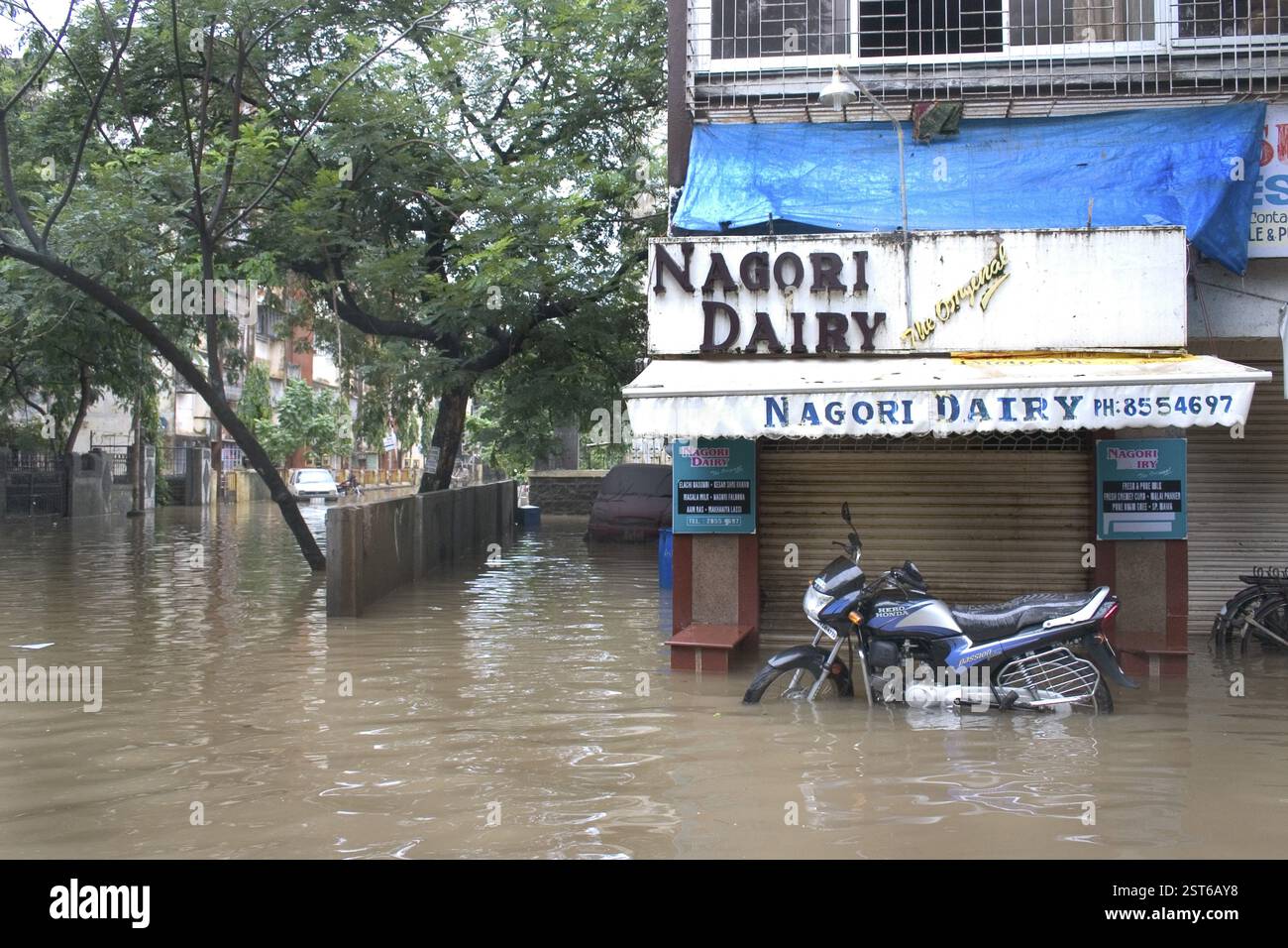 Überschwemmungen durch Starkregen, Monsun, in Mumbai Bombay, Maharashtra, Indien, Bilder, die am 27. Juli 2005 in der Mira Road aufgenommen wurden. Rekord von 944 mm Niederschlag im Cit Stockfoto