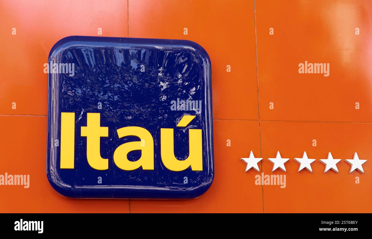 Sao Paulo, Brasilien - 126. april 2021 - Logo von Itau in der Fassade des brasilianischen Geschäftsbank- und Finanzdienstleistungsunternehmens Stockfoto