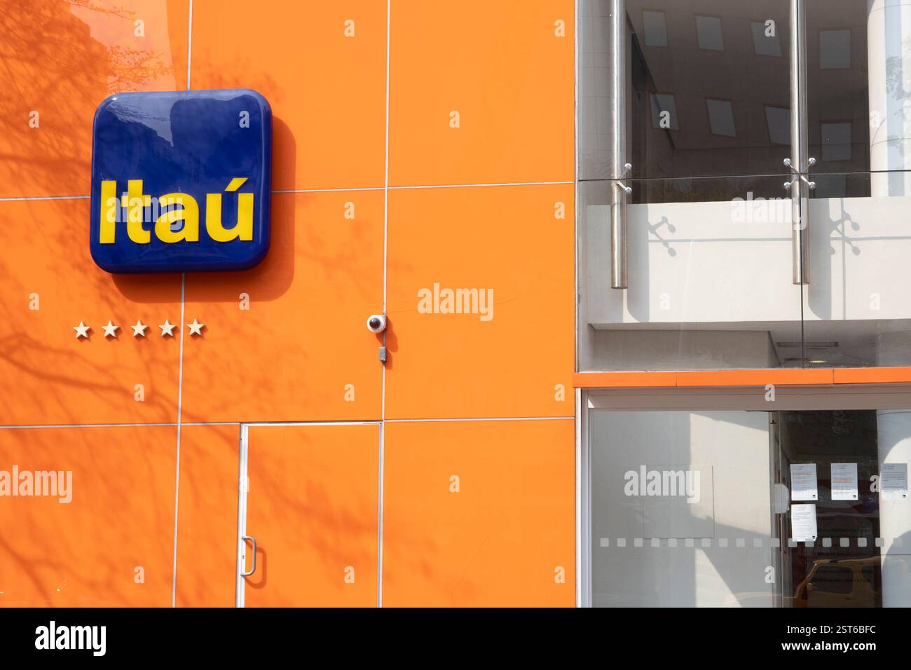 Sao Paulo, Brasilien - 19. september 2020 - Logo von Itau in der Fassade des brasilianischen Geschäftsbank- und Finanzdienstleistungsunternehmens Stockfoto