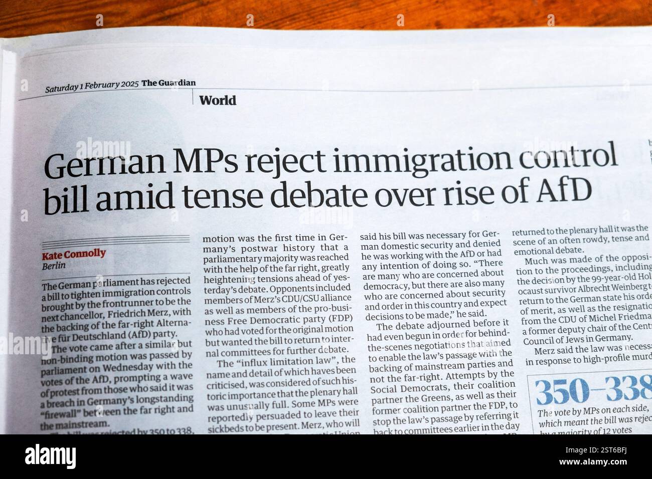 "Deutsche Parlamentsabgeordnete lehnen Einwanderungskontrollgesetz in angespannter Debatte über den Aufstieg der AfD ab", titelt die Zeitung Guardian im Februar 2025 Stockfoto