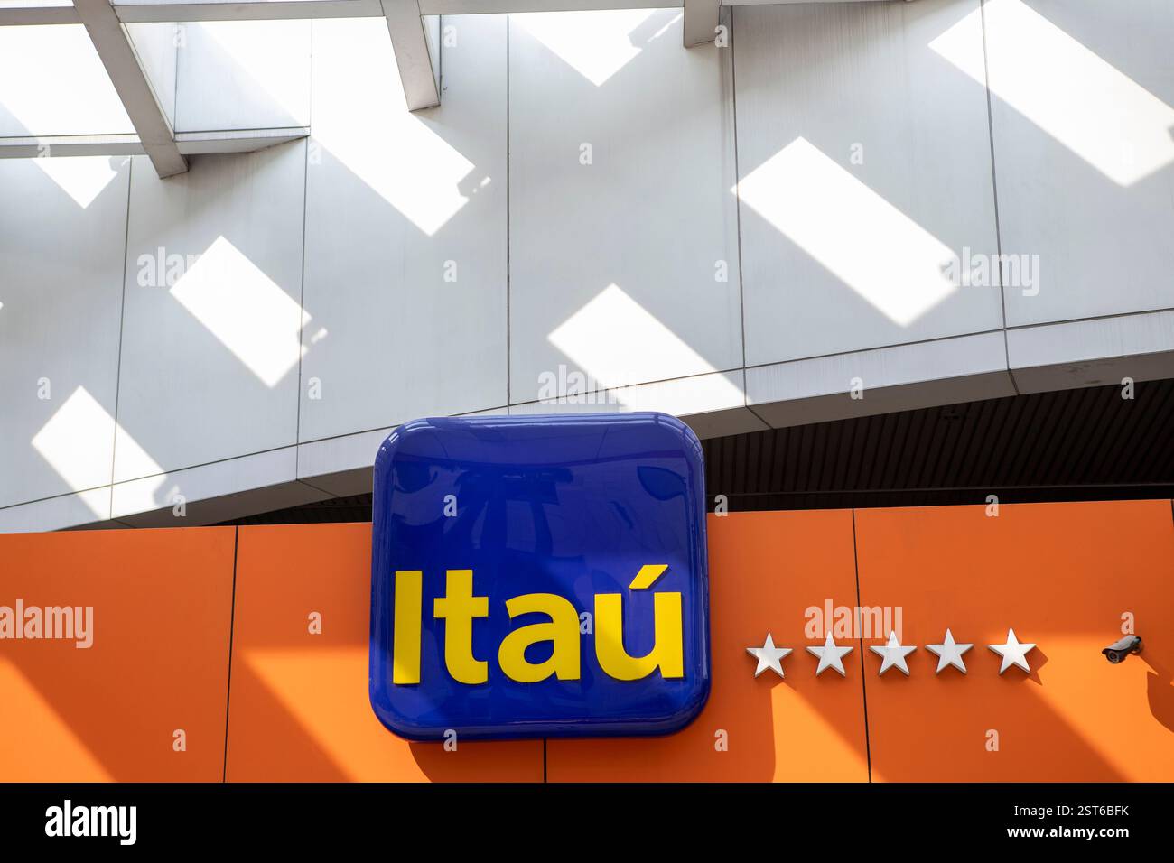 Sao Paulo, Brasilien - 19. september 2020 - Logo von Itau in der Fassade des brasilianischen Geschäftsbank- und Finanzdienstleistungsunternehmens Stockfoto