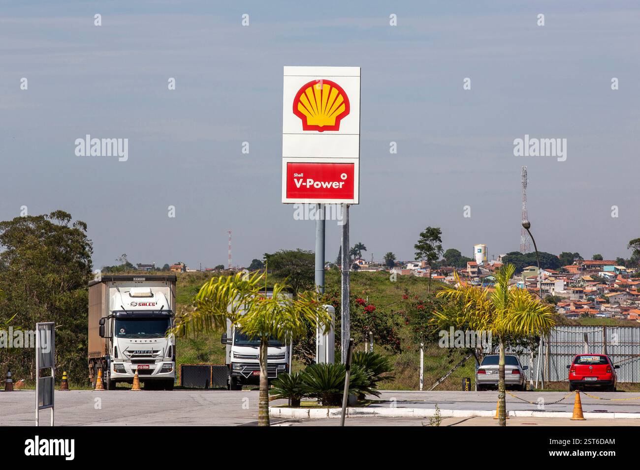 Sao Paulo, Brazi - 27. november 2020 - Shell-Logo-Schild an der Tankstelle. Die Shell Oil Company ist eine der größten Ölkonzerne in den USA Stockfoto