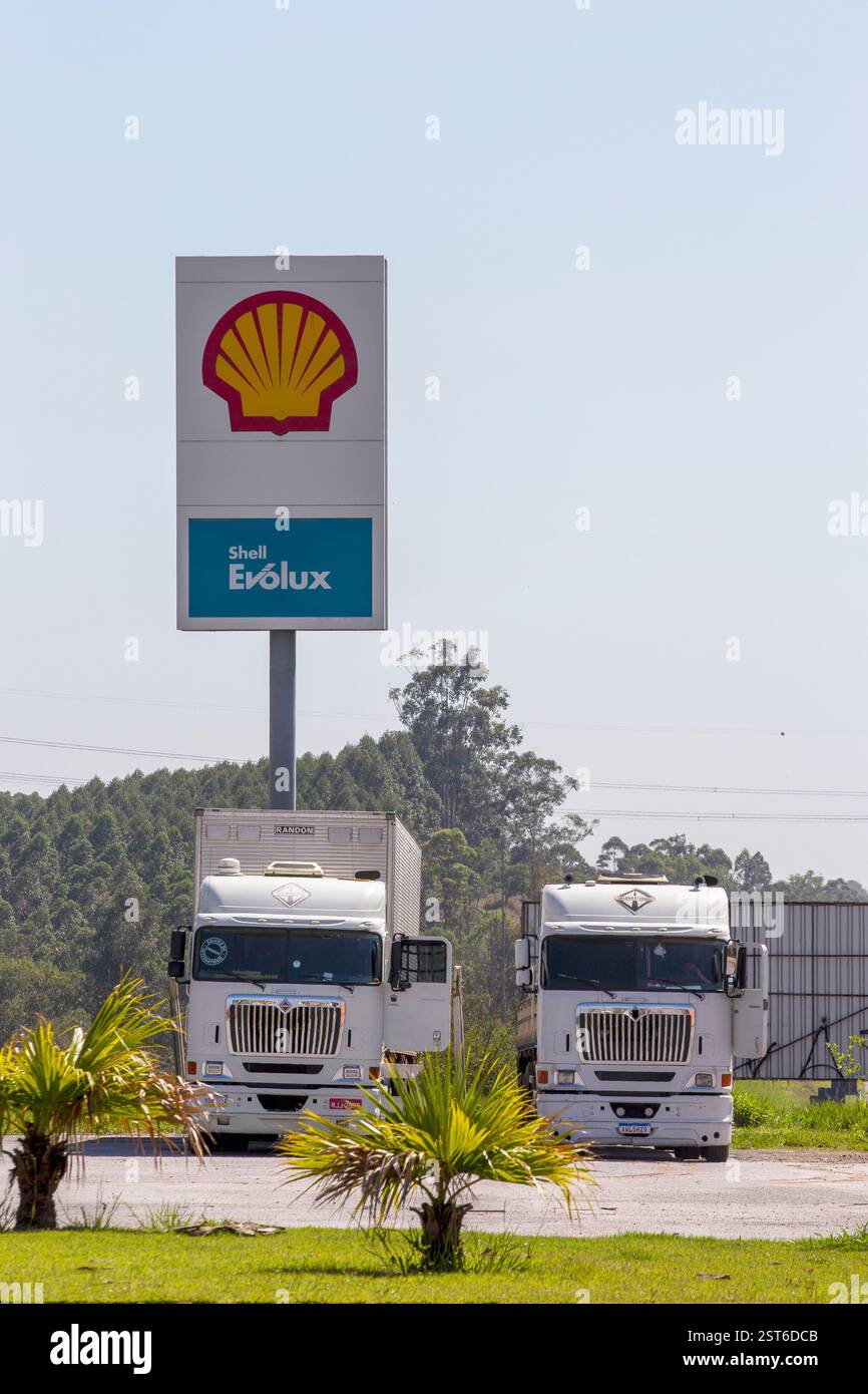 Sao Paulo, Brazi - 27. november 2020 - Shell-Logo-Schild an der Tankstelle. Die Shell Oil Company ist eine der größten Ölkonzerne in den USA Stockfoto