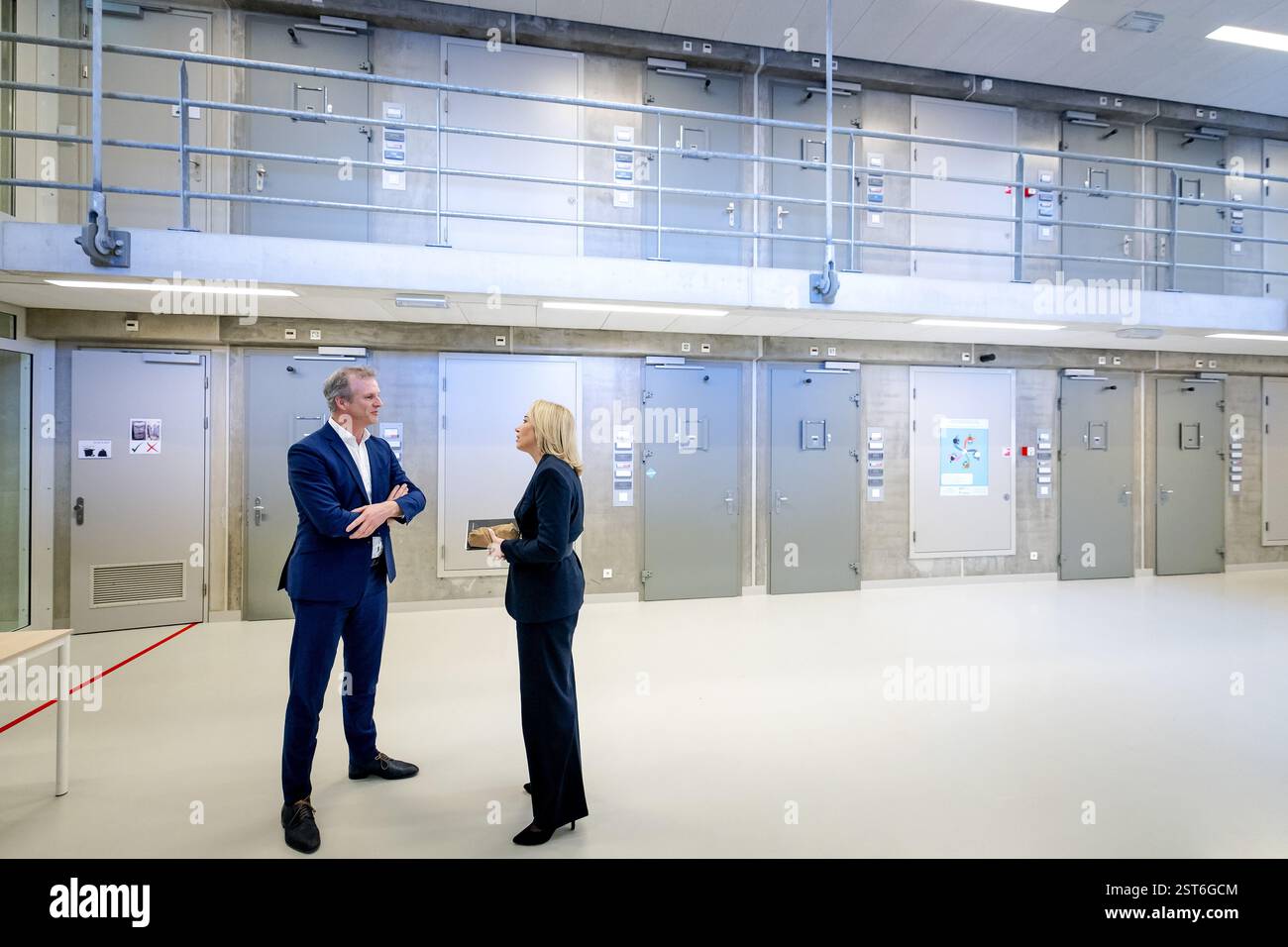 WESTZAAN – Staatssekretärin Ingrid Coenradie (r) für Justiz und Sicherheit und Mark van Reeven Direktor JC Zaanstad während eines Besuchs im Strafvollzug Zaanstad. Coenradie will Hunderte Millionen Euro zusätzlich in Gefängnisse, um Probleme zu lösen. Insbesondere aufgrund des Personalmangels besteht in Gefängnissen ein akuter Platzmangel. ANP ROBIN VAN LONKHUIJSEN niederlande aus - belgien aus Stockfoto