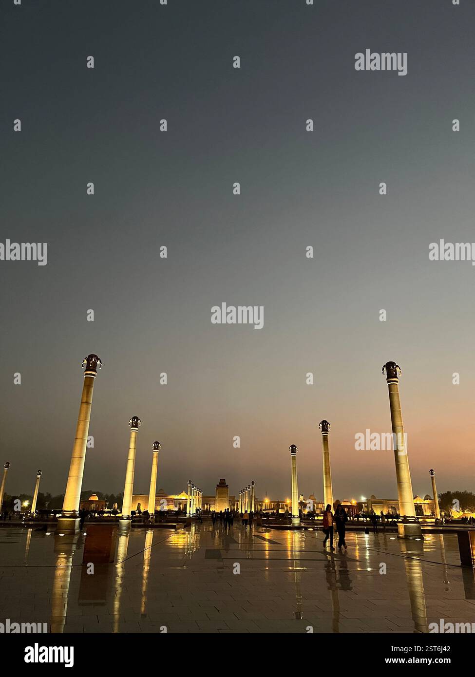 Beleuchtet monumental bei Nacht mit Reflexion - Smartphone-aufgenommenes Stockfoto