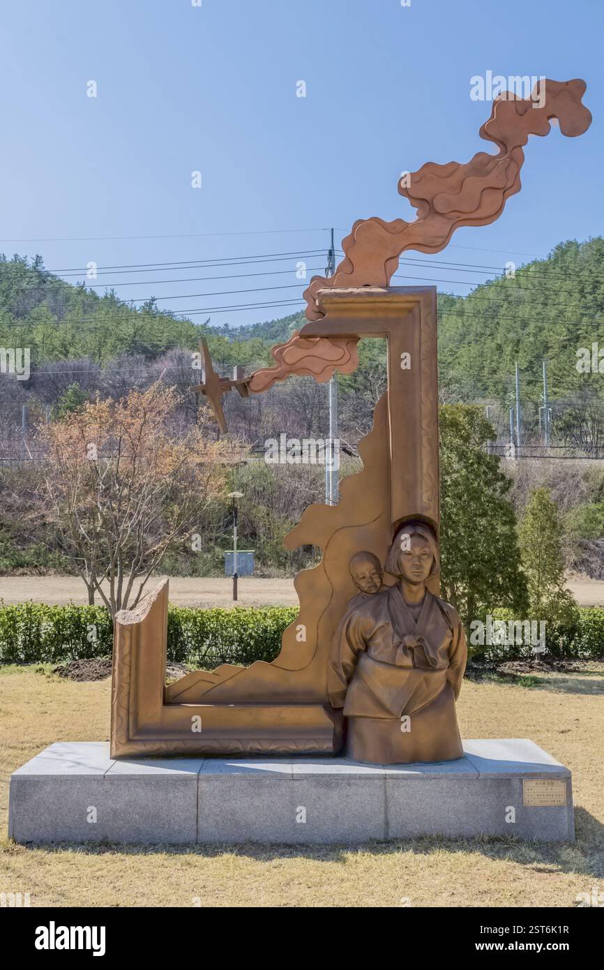 Hwanggan, Südkorea, 8. April 2020: Bronzestatue Eyes von Park Keon Jae, Park Chan Keul und im Joong Chan im No Gun Ri Friedenspark, AS Stockfoto