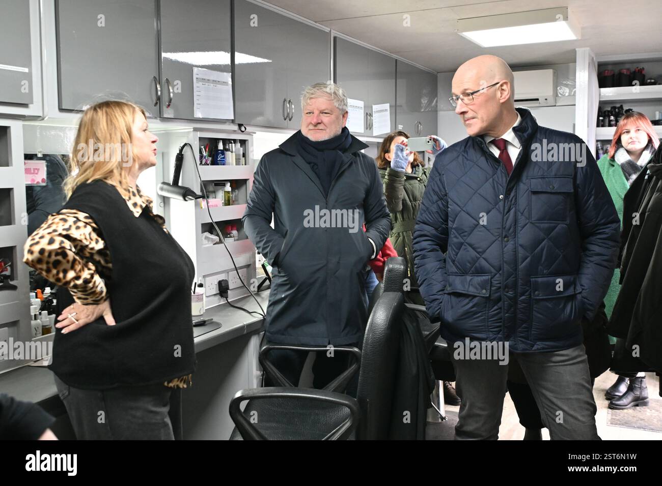 Der erste schottische Minister John Swinney (rechts) und der Kulturminister Angus Robertson während eines Besuchs in der neuen schottischen Fernsehsendung Summerwater, die auf der North Ballochruin Farm in Glasgow gedreht wird. Summerwater, basierend auf dem Roman von Sarah Moss, erhielt 700.000 £ über den Broadcast Content Fund von Screen Scotland, der von der schottischen Regierung unterstützt wird. Bilddatum: Montag, 17. Februar 2025. Stockfoto