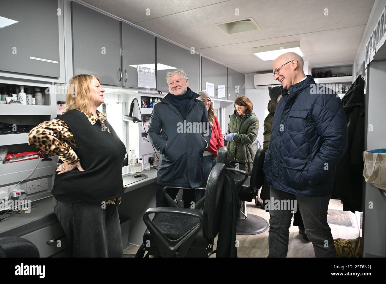 Der erste schottische Minister John Swinney (rechts) und der Kulturminister Angus Robertson während eines Besuchs in der neuen schottischen Fernsehsendung Summerwater, die auf der North Ballochruin Farm in Glasgow gedreht wird. Summerwater, basierend auf dem Roman von Sarah Moss, erhielt 700.000 £ über den Broadcast Content Fund von Screen Scotland, der von der schottischen Regierung unterstützt wird. Bilddatum: Montag, 17. Februar 2025. Stockfoto