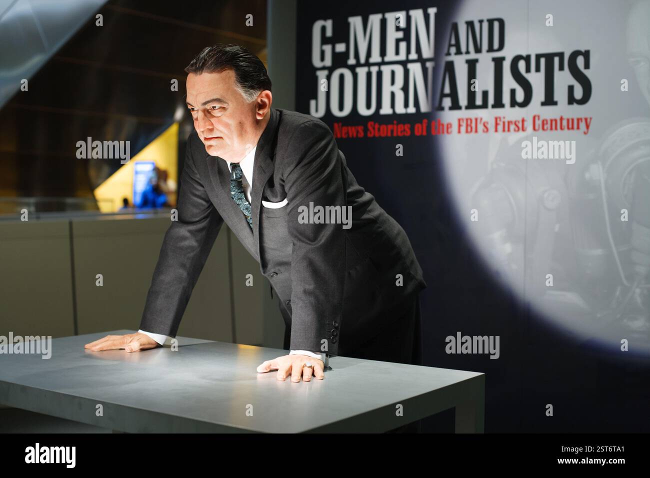 Eine Wachsfigur des ehemaligen FBI-Direktors J. Edgar Hoover ist Teil einer Ausstellung bei der Grand Opening des Newseums am 11. April 2008 in Washington, D.C. (Foto: Jonathan Paul Larsen / Diadem Images) Stockfoto