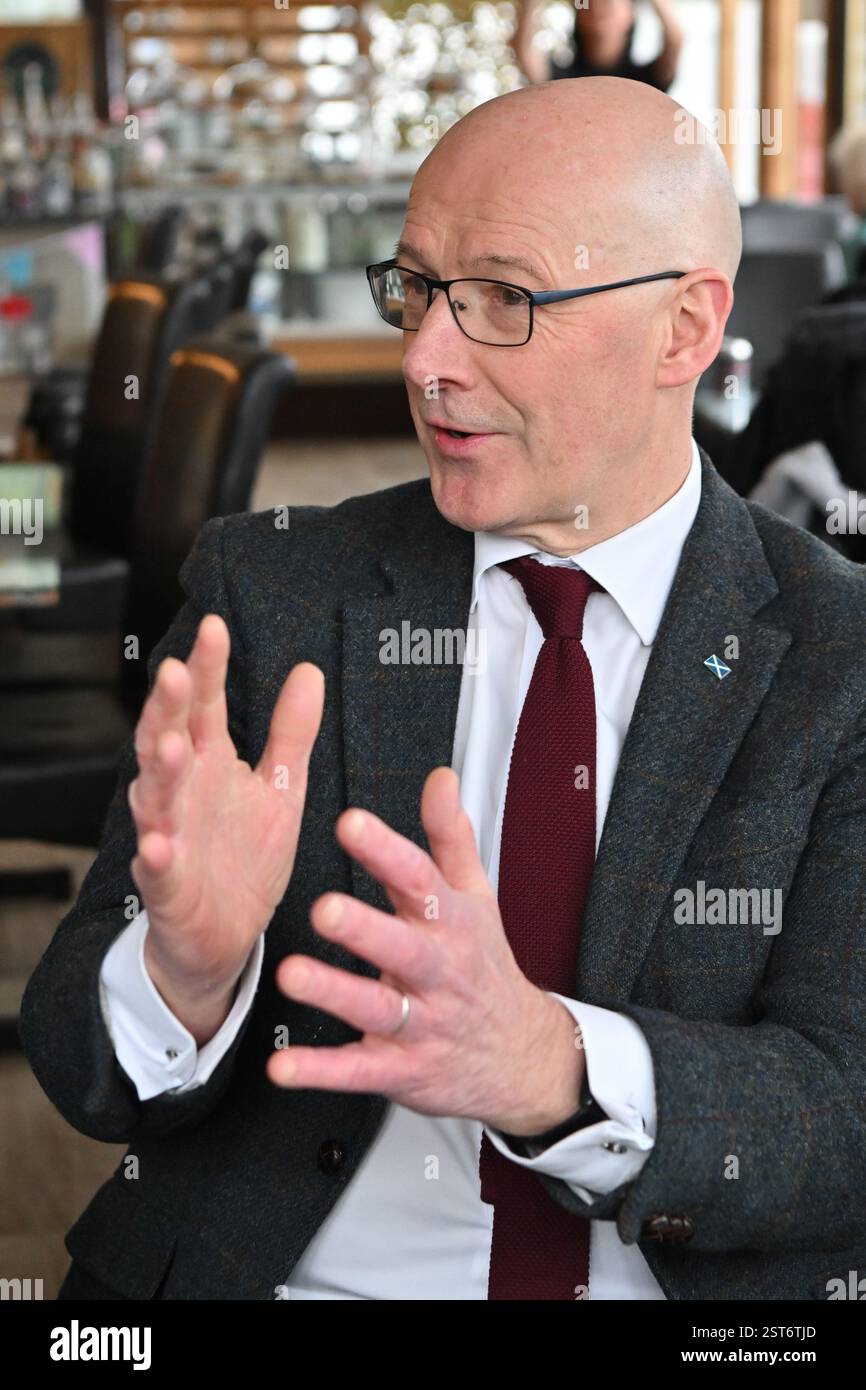 Erster schottischer Minister John Swinney während eines Besuchs in der neuen schottischen Fernsehsendung Summerwater, die auf der North Ballochruin Farm in Glasgow gedreht wird. Summerwater, basierend auf dem Roman von Sarah Moss, erhielt 700.000 £ über den Broadcast Content Fund von Screen Scotland, der von der schottischen Regierung unterstützt wird. Bilddatum: Montag, 17. Februar 2025. Stockfoto