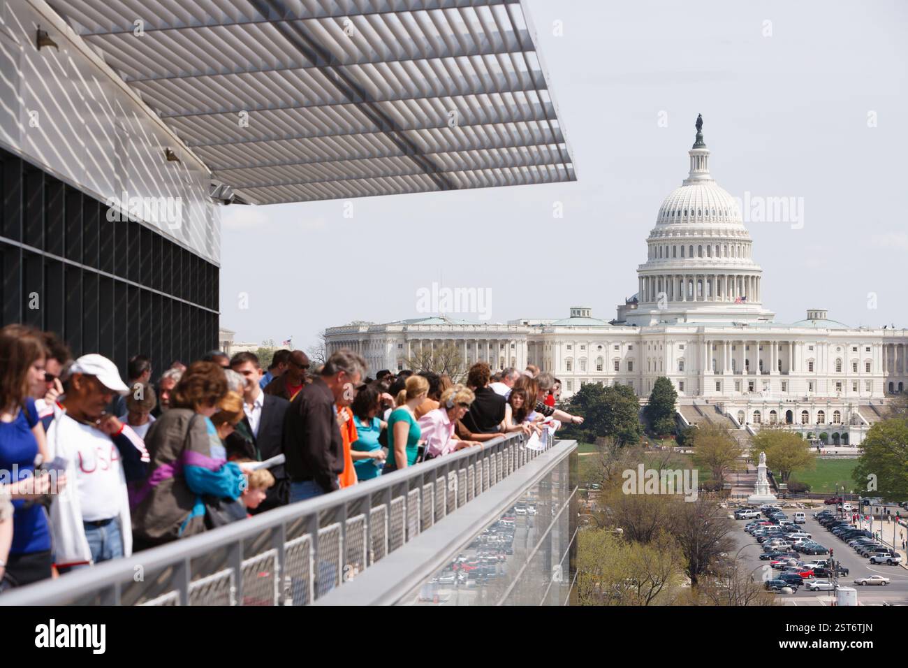 Blick auf das Kapitolgebäude der Vereinigten Staaten, während der Eröffnung des Museums am 11. April 2008 in Washington, DC, die Terrasse des Newseums säumen. Nur für redaktionelle Zwecke. (Foto: Jonathan Paul Larsen / Diadem Images) Stockfoto