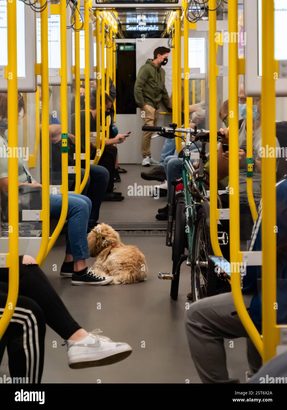 Berlin, Deutschland - 27. August 2020: U-Bahn und Reisen in die Zeit des Coronavirus (COVID-19). Europa Stockfoto