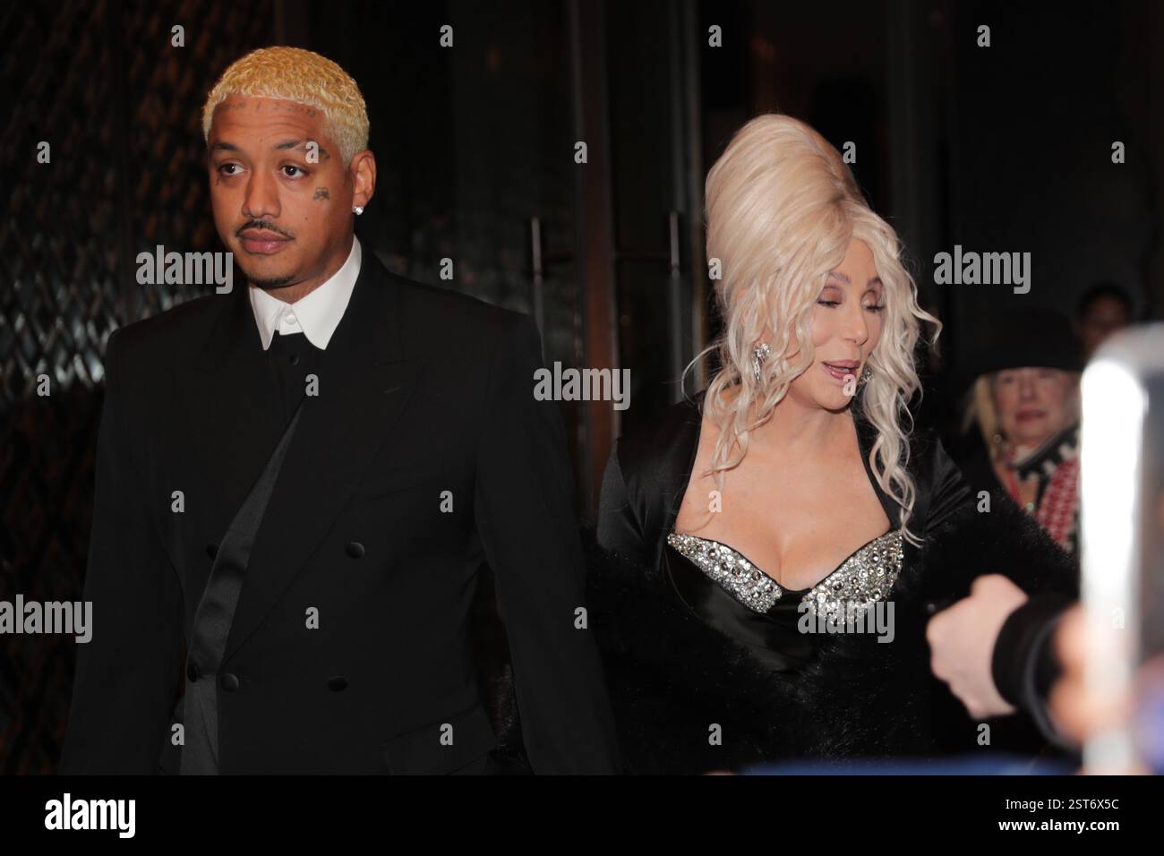 NEW YORK, NEW YORK – 16. FEBRUAR: Cher und Alexander Edwards kommen am 16. Februar 2025 in New York City vor dem „SNL50: The Anniversary Special“ an. Das Paar, bekannt für seine stilvollen Auftritte, wurde vor der mit Spannung erwarteten Veranstaltung, die fünf Jahrzehnte von „Saturday Night Live“ feierte, beim Rockefeller Center beobachtet. Der mit Sternen besetzte Abend brachte einige der größten Namen der Unterhaltung zusammen, um das Erbe der legendären Sketch-Comedy-Show zu ehren. (Foto: Giada Papini Rampelotto/EuropaNewswire). Stockfoto