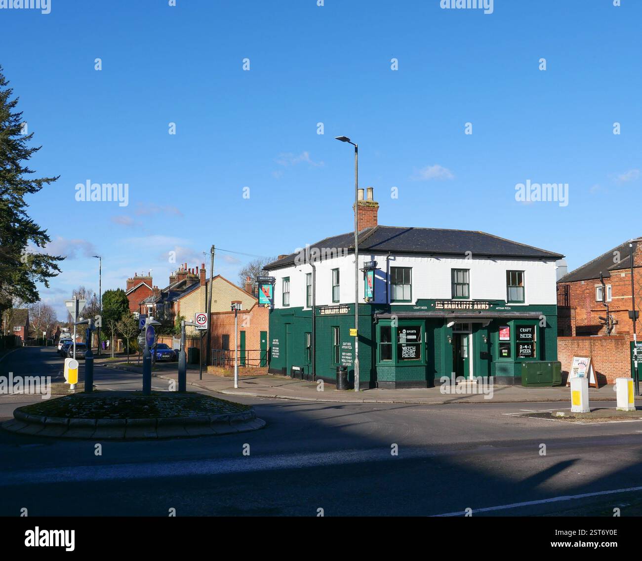 Kreuzung von Walsworth Road und Verulam Road, mit Radcliffe Arms Public House an der Ecke, Hitchin, Hertfordshire, England, Großbritannien Stockfoto