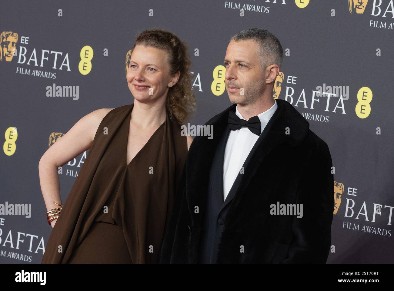 London, Großbritannien. Februar 2025. Emma Wall und Jeremy Strong nehmen am 16. Februar 2025 an den EE BAFTA's Film Awards Red Carpet Arrivals in London, England, Großbritannien Teil. Quelle: S.A.M./Alamy Live News Stockfoto