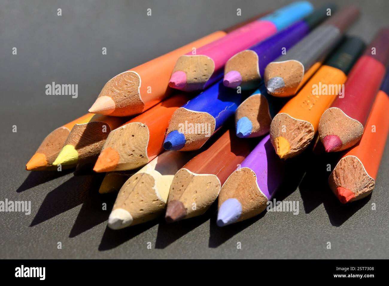 Großaufnahme mit aufgeräumtem Farbstift Stockfoto