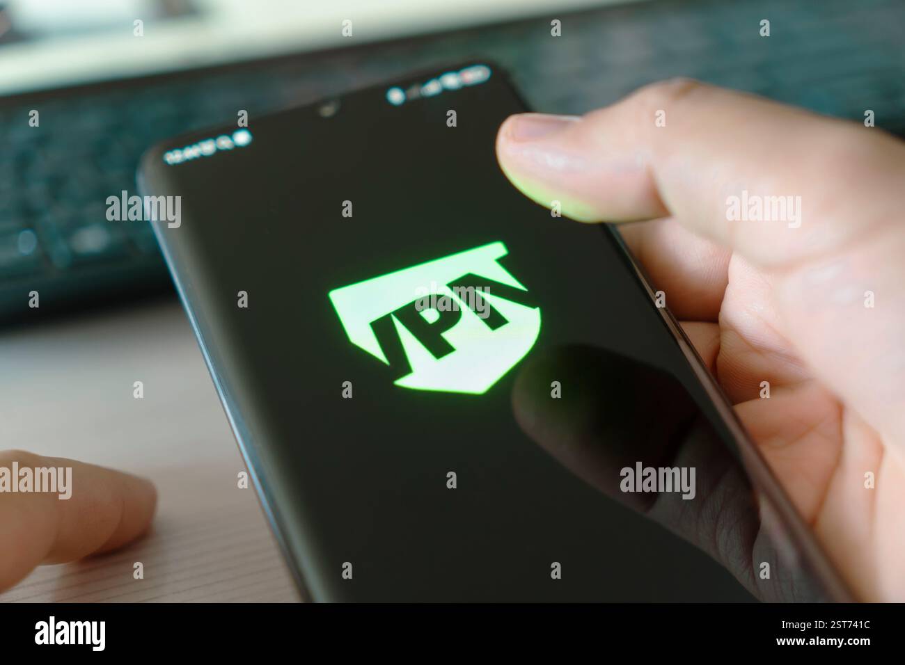 VPN – Virtual Private Network – Cyber Security and Privacy Data Encryption Softwarelösungen für das Geschäftskonzept. Smartphone mit vpn-App für anonym Stockfoto