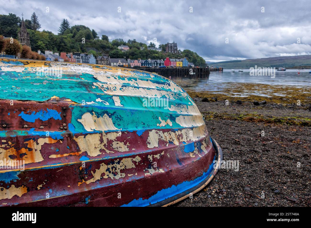 Farbenfrohes Fischerboot am Strand von Tobermory, Isle of Mull, Innere Hebriden, Schottland, Großbritannien Stockfoto