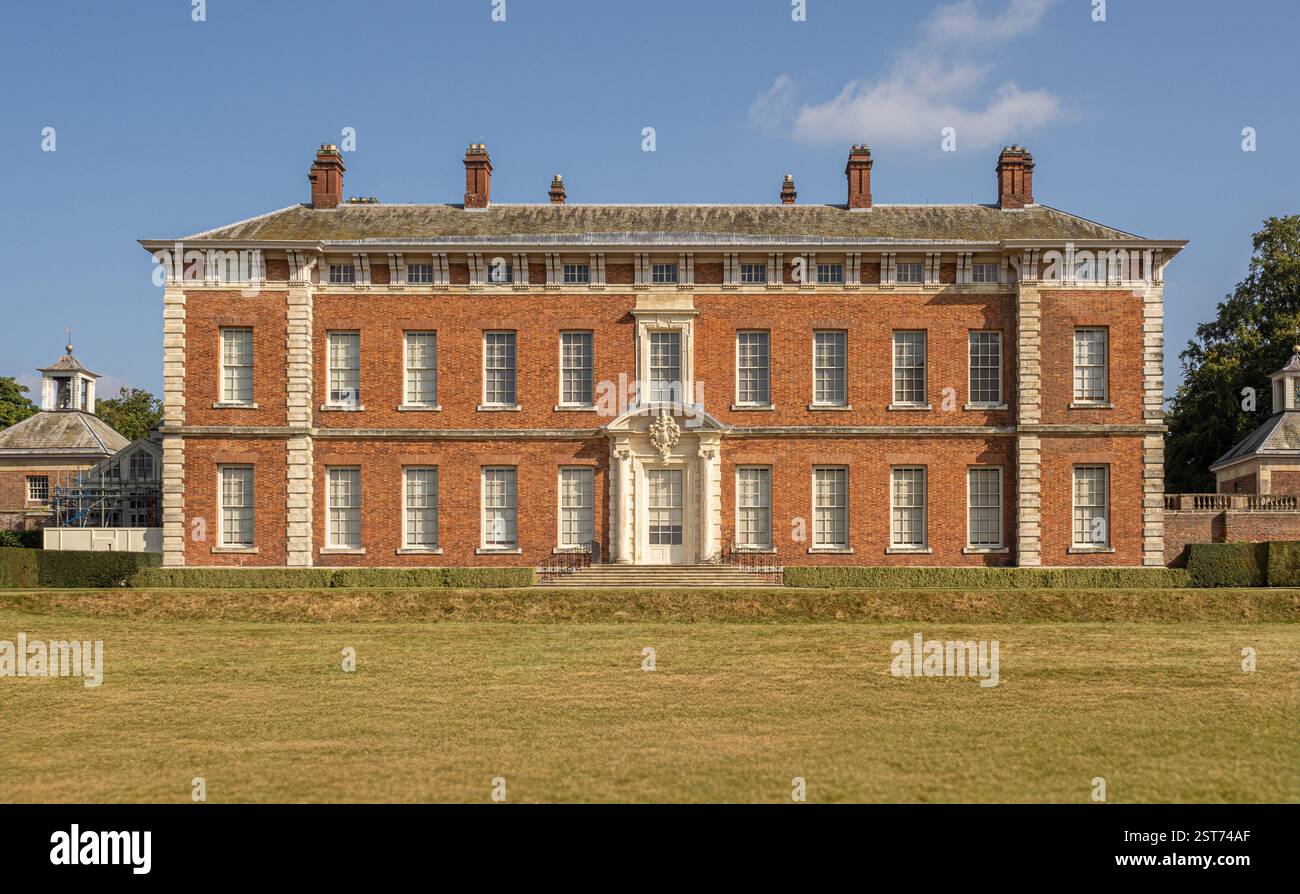 Rückansicht der Beningbrough Hall, aufgenommen vom hinteren Rasen. York, North Yorkshire, Großbritannien Stockfoto