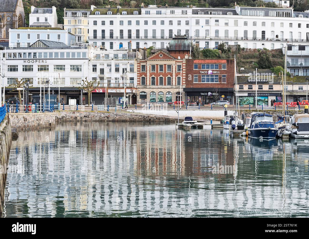 Schimmernde Reflexion im Hafen von Shops on the Strand, Torquay, Devon, England. Stockfoto
