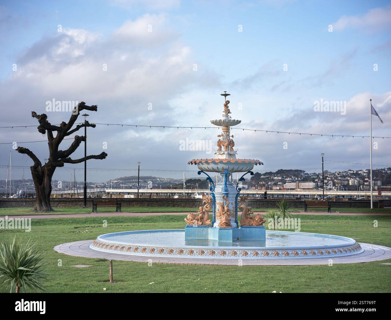 Brunnen am Ufer am Yachthafen in Torquay, Devon, England. Stockfoto
