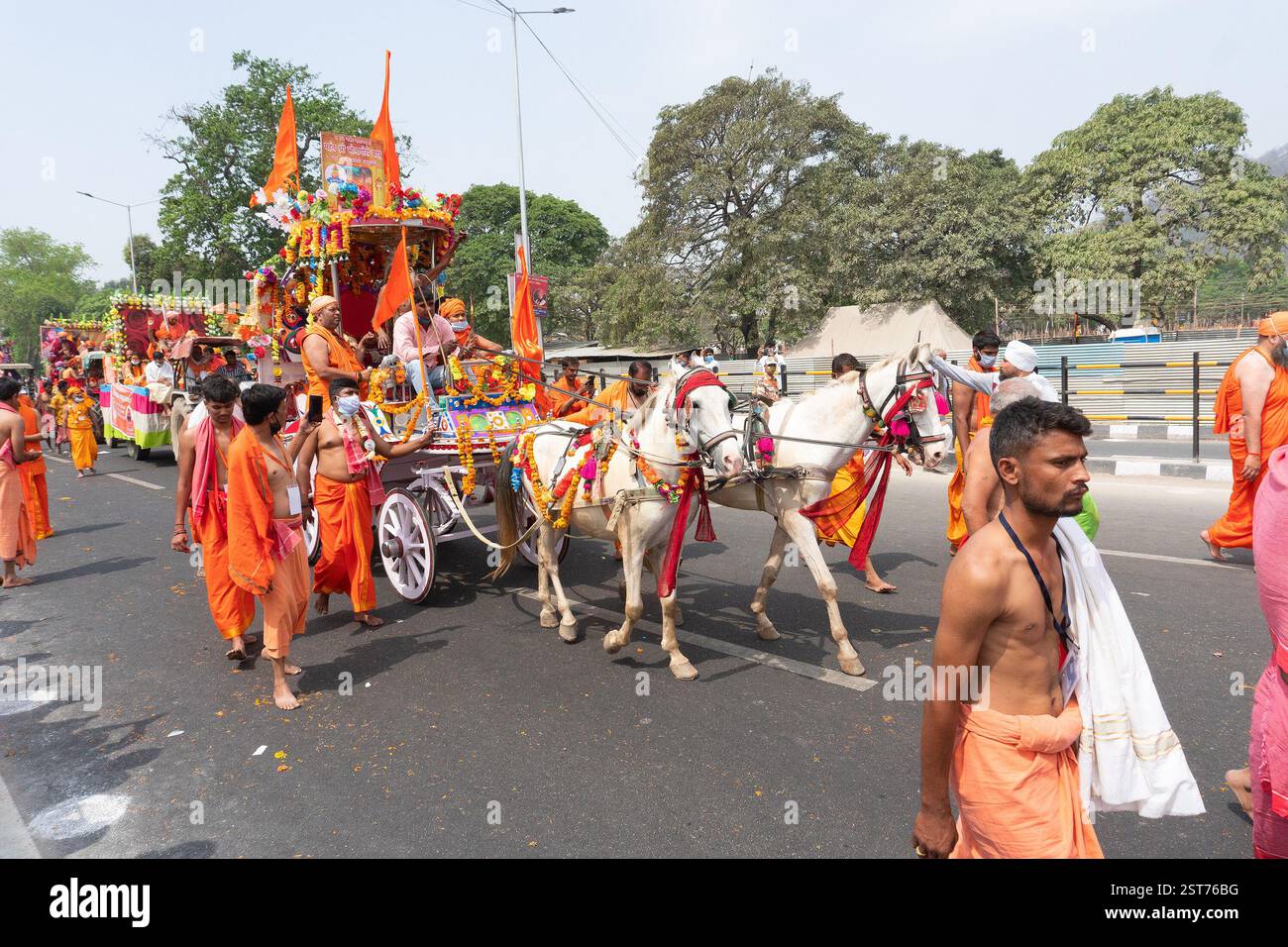 Haridwar, Uttarakhand, Indien - 16. April 2021 : Hindu sadhus, Sanyasis in Safrankleidern, gezogen von Pferden in Prozession für Shahi Snaan auf Ganges. Stockfoto