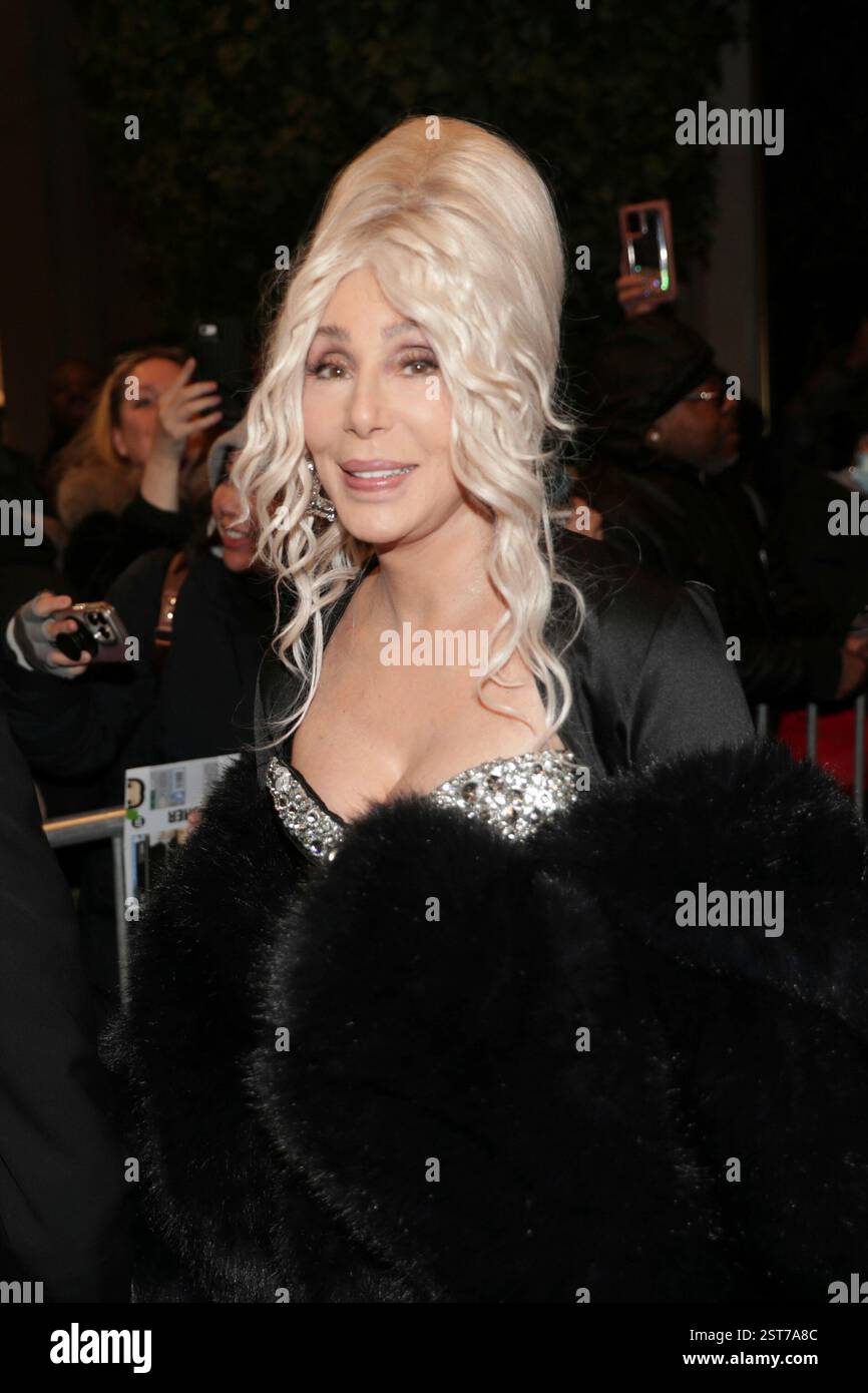 NEW YORK, NEW YORK – 16. FEBRUAR: Cher und Alexander Edwards kommen am 16. Februar 2025 in New York City vor dem „SNL50: The Anniversary Special“ an. Das Paar, bekannt für seine stilvollen Auftritte, wurde vor der mit Spannung erwarteten Veranstaltung, die fünf Jahrzehnte von „Saturday Night Live“ feierte, beim Rockefeller Center beobachtet. Der mit Sternen besetzte Abend brachte einige der größten Namen der Unterhaltung zusammen, um das Erbe der legendären Sketch-Comedy-Show zu ehren. (Foto: Giada Papini Rampelotto/EuropaNewswire). Stockfoto
