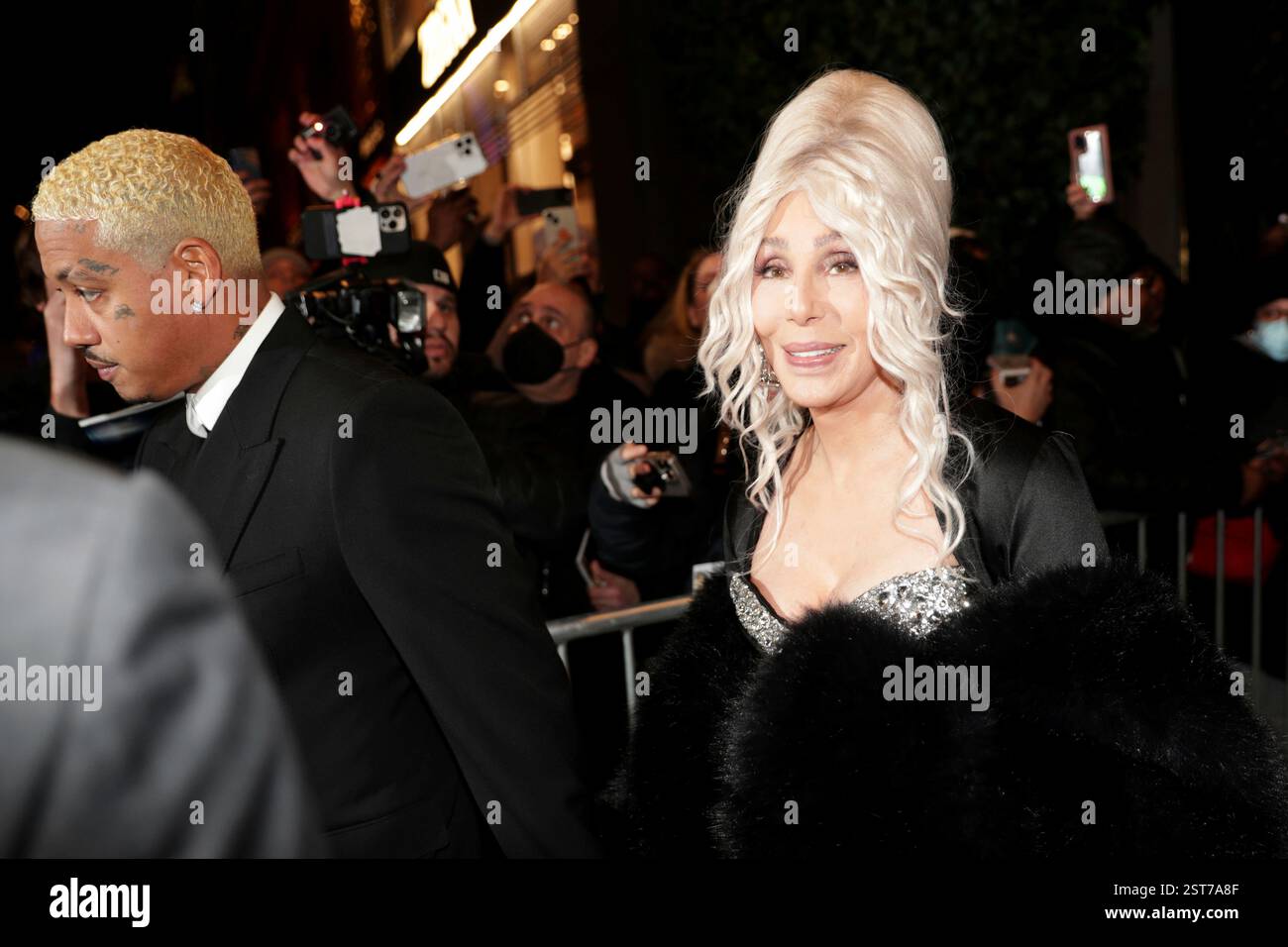 NEW YORK, NEW YORK – 16. FEBRUAR: Cher und Alexander Edwards kommen am 16. Februar 2025 in New York City vor dem „SNL50: The Anniversary Special“ an. Das Paar, bekannt für seine stilvollen Auftritte, wurde vor der mit Spannung erwarteten Veranstaltung, die fünf Jahrzehnte von „Saturday Night Live“ feierte, beim Rockefeller Center beobachtet. Der mit Sternen besetzte Abend brachte einige der größten Namen der Unterhaltung zusammen, um das Erbe der legendären Sketch-Comedy-Show zu ehren. (Foto: Giada Papini Rampelotto/EuropaNewswire). Stockfoto