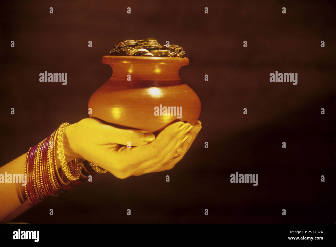 Frau mit irdenem Pot Geld, Konzept, Jackpot-Kredit MR#201 Stockfoto