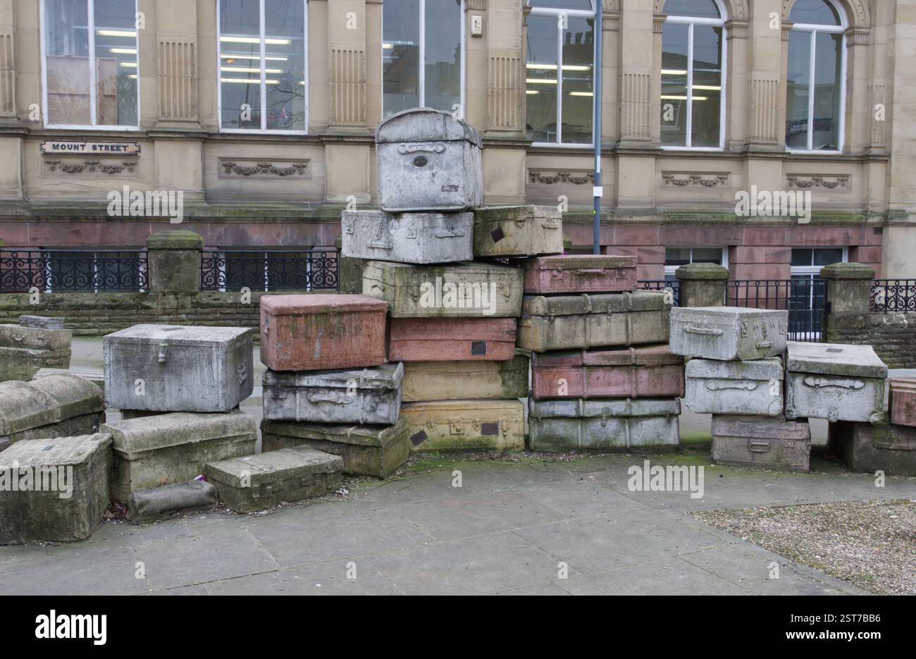 Konkrete Kunst von John King in der Hope Street, Liverpool. Die Fälle sind mit berühmten Namen und Institutionen aus der Gegend gekennzeichnet. Stockfoto