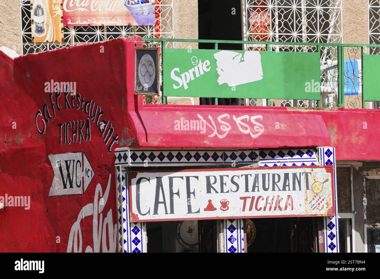 Am Tichka Pass, Col du Tichka, 2260 m, farbenfrohes Café und Restaurant mit traditioneller marokkanischer Fassade an einer Wüstenstraße Südatlas, Marokko, Stockfoto