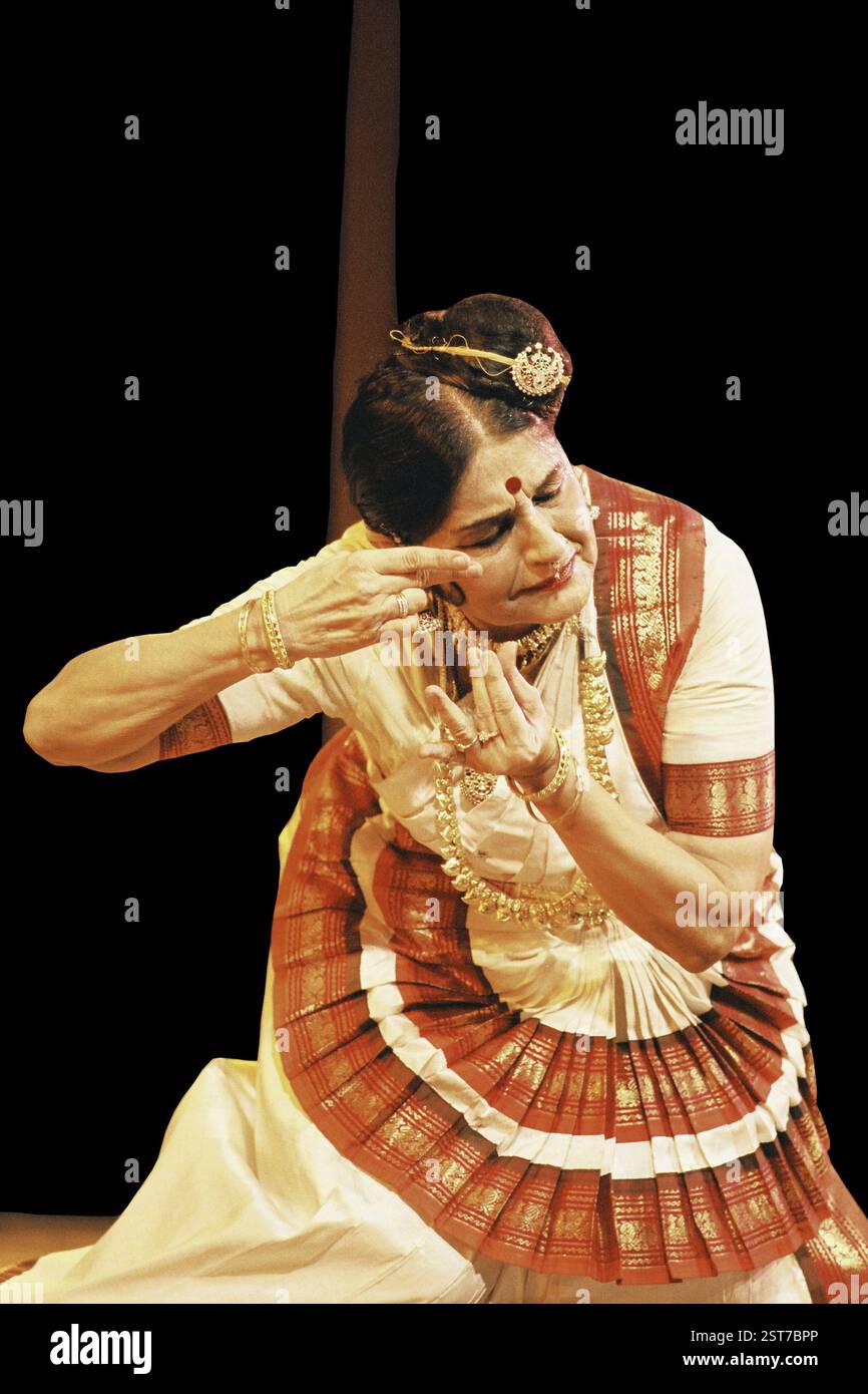 Der indische Klassische Tänzer Kanak Rele spielt ein Solo Mohiniattam Dance, Indien – MODELLVERÖFFENTLICHUNG IST NICHT VERFÜGBAR Stockfoto