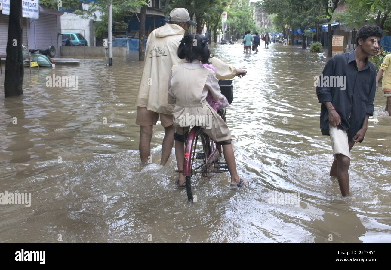 Überschwemmungen durch Starkregen, Monsun, in Mumbai Bombay, Maharashtra, Indien, Bilder, die am 27. Juli 2005 in der Mira Road aufgenommen wurden. Rekord von 944 mm Niederschlag im Cit Stockfoto
