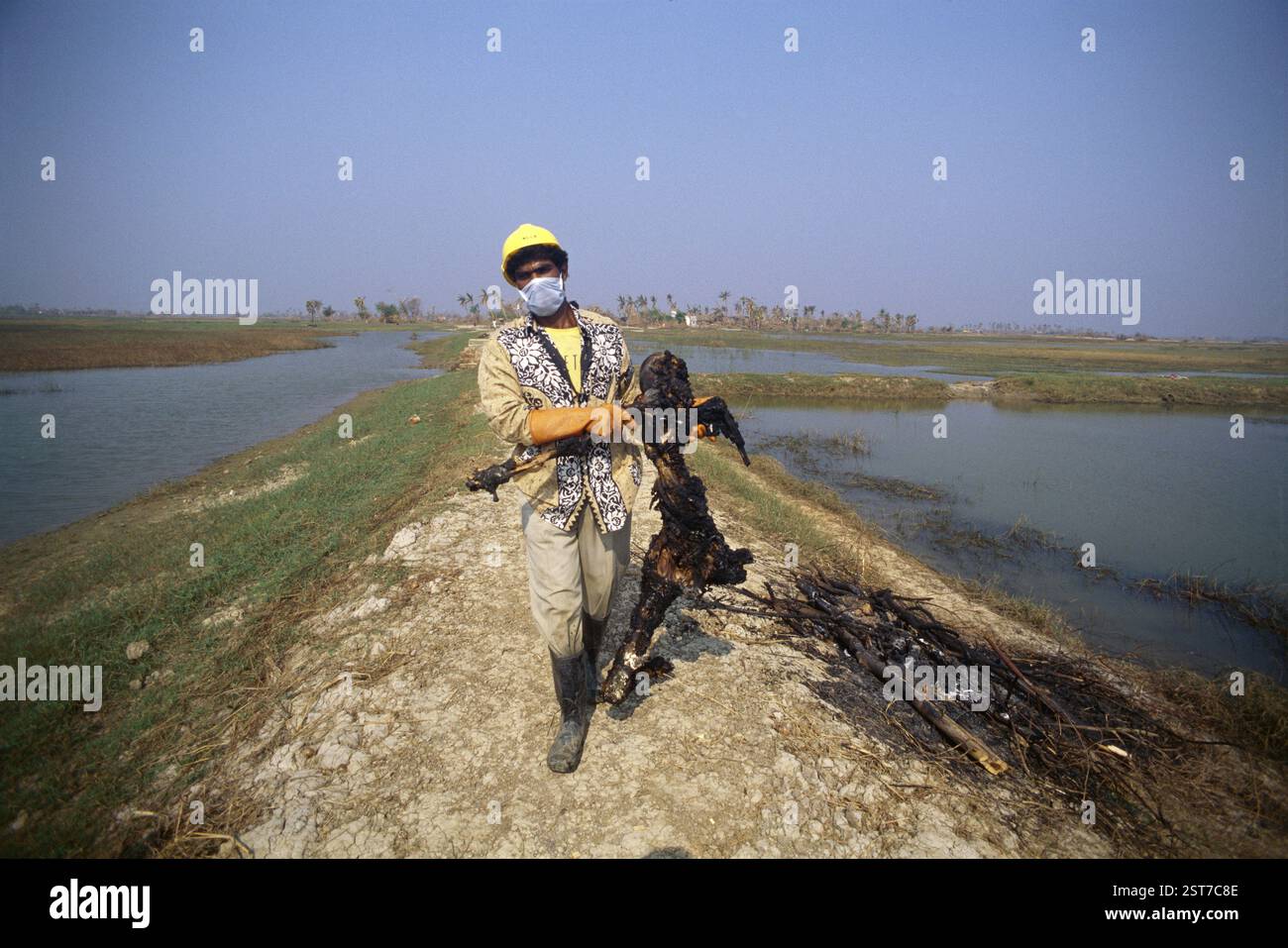 Rettungsmann mit Leiche, Zyklon in Orissa, Indien, November 1999 Stockfoto