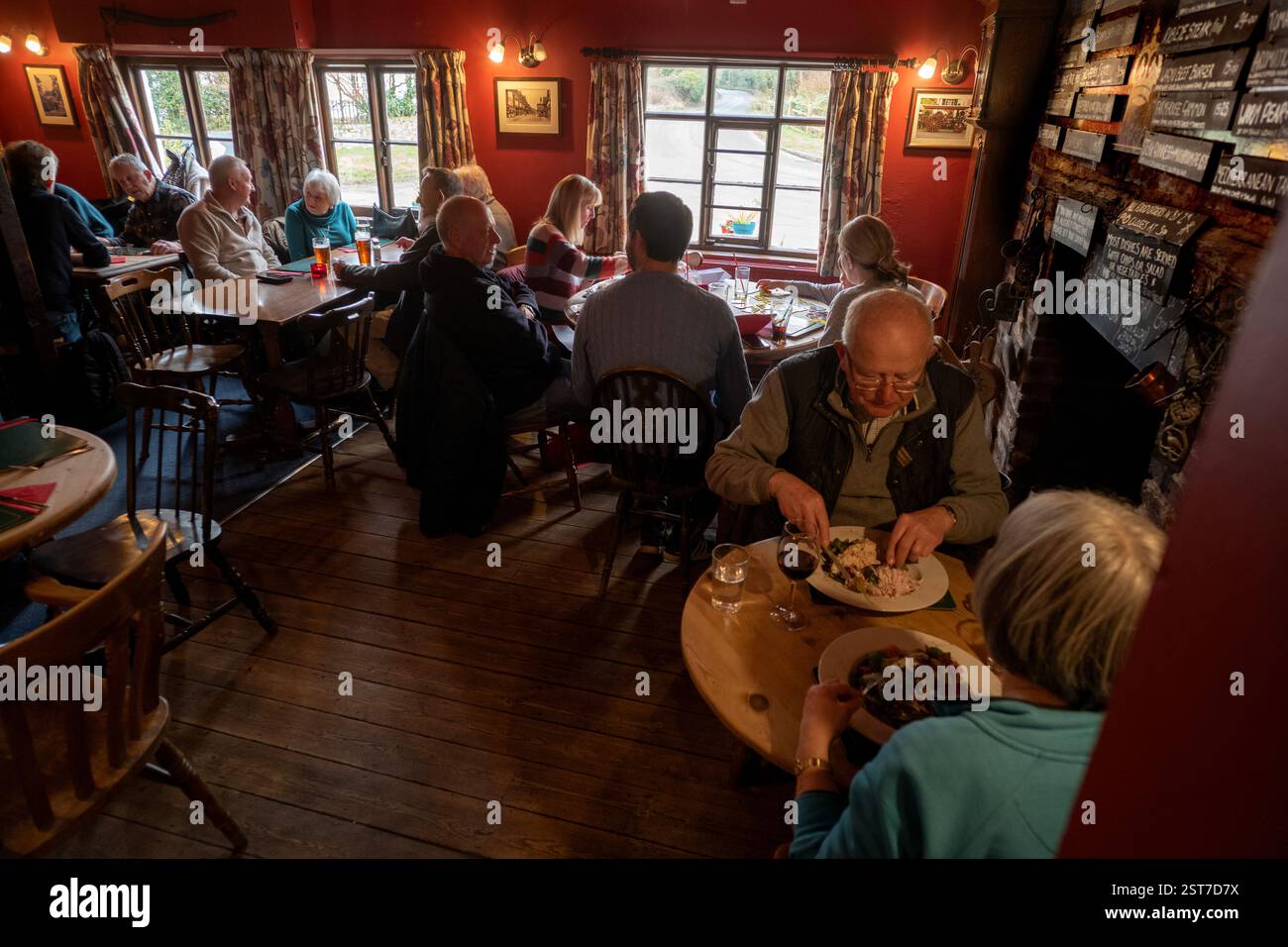The Crown Typical British Public House Feb 2025 The Crown ist ein typischer britischer Pub in Little walden Essex Stockfoto